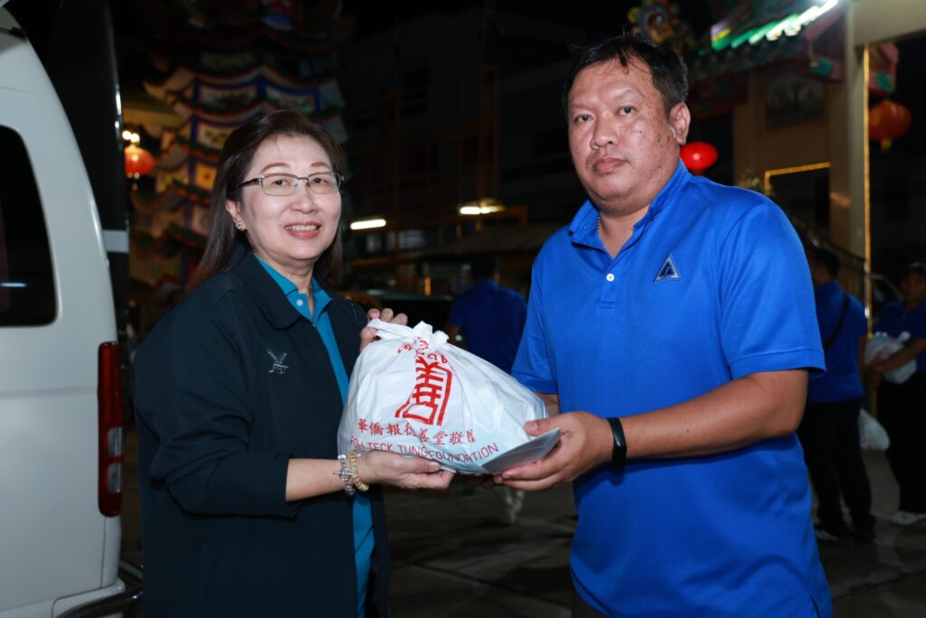 มูลนิธิป่อเต็กตึ๊ง สนับสนุนค่าพาหนะ และสิ่งของ ให้แก่ ผู้รับขาเทียม ช่างและอาสาสมัคร ในโครงการออกหน่วยทำขาเทียม พระราชทานเคลื่อนที่ ครั้งที่ 177 จังหวัดอุบลราชธานี 42