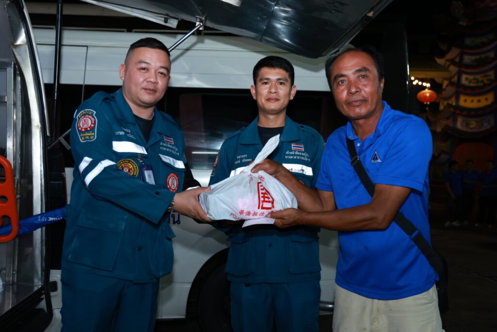 มูลนิธิป่อเต็กตึ๊ง สนับสนุนค่าพาหนะ และสิ่งของ ให้แก่ ผู้รับขาเทียม ช่างและอาสาสมัคร ในโครงการออกหน่วยทำขาเทียม พระราชทานเคลื่อนที่ ครั้งที่ 177 จังหวัดอุบลราชธานี 43