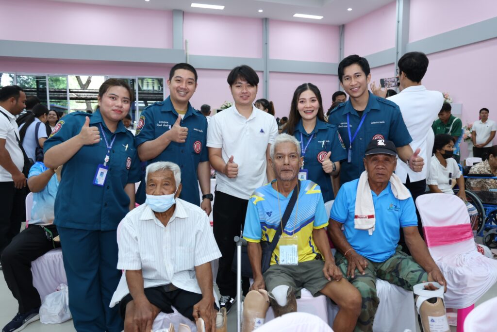 มูลนิธิป่อเต็กตึ๊ง สนับสนุนค่าพาหนะ และสิ่งของ ให้แก่ ผู้รับขาเทียม ช่างและอาสาสมัคร ในโครงการออกหน่วยทำขาเทียม พระราชทานเคลื่อนที่ ครั้งที่ 177 จังหวัดอุบลราชธานี 45