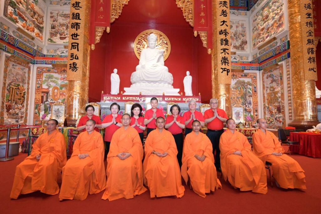 มูลนิธิป่อเต็กตึ๊ง จัดพิธีสวดเจริญพระพุทธมนต์ “ฉลองบรรลุธรรมหลวงปู่ไต้ฮง (ไต้ฮงกง) ” ในวันมหามงคลปฐมฤกษ์ 25 พฤษภาคม 69 เปิด “ศาลเจ้าไต้ฮงกงหยกขาว เฉลิมพระเกียรติ 72 พรรษา” อย่างเป็นทางการ โดยมีสาธุชนร่วมพิธีศักดิ์สิทธิ์อย่างคับคั่ง ณ ศาลเจ้าไต้ฮงกงหยกขาวฯ ถนนเจริญราษฎร์ เขตสาทร กรุงเทพมหานคร 26