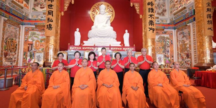 มูลนิธิป่อเต็กตึ๊ง จัดพิธีสวดเจริญพระพุทธมนต์ “ฉลองบรรลุธรรมหลวงปู่ไต้ฮง (ไต้ฮงกง) ” ในวันมหามงคลปฐมฤกษ์ 25 พฤษภาคม 69 เปิด “ศาลเจ้าไต้ฮงกงหยกขาว เฉลิมพระเกียรติ 72 พรรษา” อย่างเป็นทางการ โดยมีสาธุชนร่วมพิธีศักดิ์สิทธิ์อย่างคับคั่ง ณ ศาลเจ้าไต้ฮงกงหยกขาวฯ ถนนเจริญราษฎร์ เขตสาทร กรุงเทพมหานคร 25 มูลนิธิป่อเต็กตึ๊ง จัดพิธีสวดเจริญพระพุทธมนต์ “ฉลองบรรลุธรรมหลวงปู่ไต้ฮง (ไต้ฮงกง) ” ในวันมหามงคลปฐมฤกษ์ 25 พฤษภาคม 69 เปิด “ศาลเจ้าไต้ฮงกงหยกขาว เฉลิมพระเกียรติ 72 พรรษา” อย่างเป็นทางการ โดยมีสาธุชนร่วมพิธีศักดิ์สิทธิ์อย่างคับคั่ง ณ ศาลเจ้าไต้ฮงกงหยกขาวฯ ถนนเจริญราษฎร์ เขตสาทร กรุงเทพมหานคร