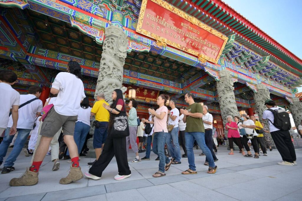มูลนิธิป่อเต็กตึ๊ง จัดพิธีสวดเจริญพระพุทธมนต์ “ฉลองบรรลุธรรมหลวงปู่ไต้ฮง (ไต้ฮงกง) ” ในวันมหามงคลปฐมฤกษ์ 25 พฤษภาคม 69 เปิด “ศาลเจ้าไต้ฮงกงหยกขาว เฉลิมพระเกียรติ 72 พรรษา” อย่างเป็นทางการ โดยมีสาธุชนร่วมพิธีศักดิ์สิทธิ์อย่างคับคั่ง ณ ศาลเจ้าไต้ฮงกงหยกขาวฯ ถนนเจริญราษฎร์ เขตสาทร กรุงเทพมหานคร 27