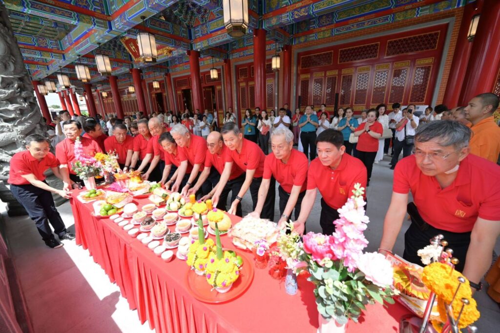 มูลนิธิป่อเต็กตึ๊ง จัดพิธีสวดเจริญพระพุทธมนต์ “ฉลองบรรลุธรรมหลวงปู่ไต้ฮง (ไต้ฮงกง) ” ในวันมหามงคลปฐมฤกษ์ 25 พฤษภาคม 69 เปิด “ศาลเจ้าไต้ฮงกงหยกขาว เฉลิมพระเกียรติ 72 พรรษา” อย่างเป็นทางการ โดยมีสาธุชนร่วมพิธีศักดิ์สิทธิ์อย่างคับคั่ง ณ ศาลเจ้าไต้ฮงกงหยกขาวฯ ถนนเจริญราษฎร์ เขตสาทร กรุงเทพมหานคร 28
