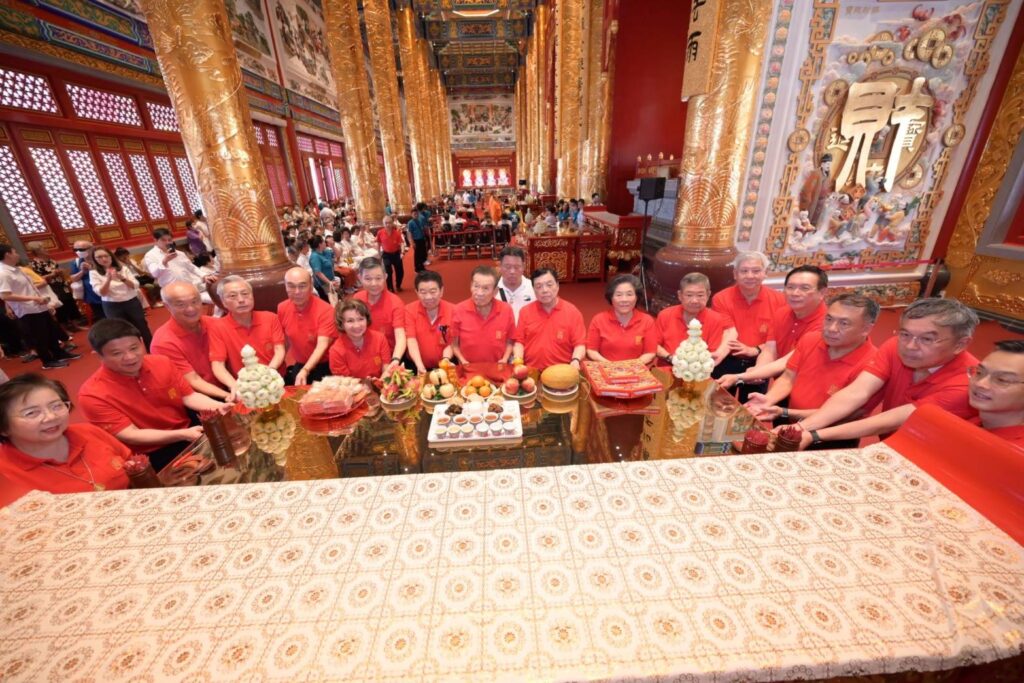 มูลนิธิป่อเต็กตึ๊ง จัดพิธีสวดเจริญพระพุทธมนต์ “ฉลองบรรลุธรรมหลวงปู่ไต้ฮง (ไต้ฮงกง) ” ในวันมหามงคลปฐมฤกษ์ 25 พฤษภาคม 69 เปิด “ศาลเจ้าไต้ฮงกงหยกขาว เฉลิมพระเกียรติ 72 พรรษา” อย่างเป็นทางการ โดยมีสาธุชนร่วมพิธีศักดิ์สิทธิ์อย่างคับคั่ง ณ ศาลเจ้าไต้ฮงกงหยกขาวฯ ถนนเจริญราษฎร์ เขตสาทร กรุงเทพมหานคร 29