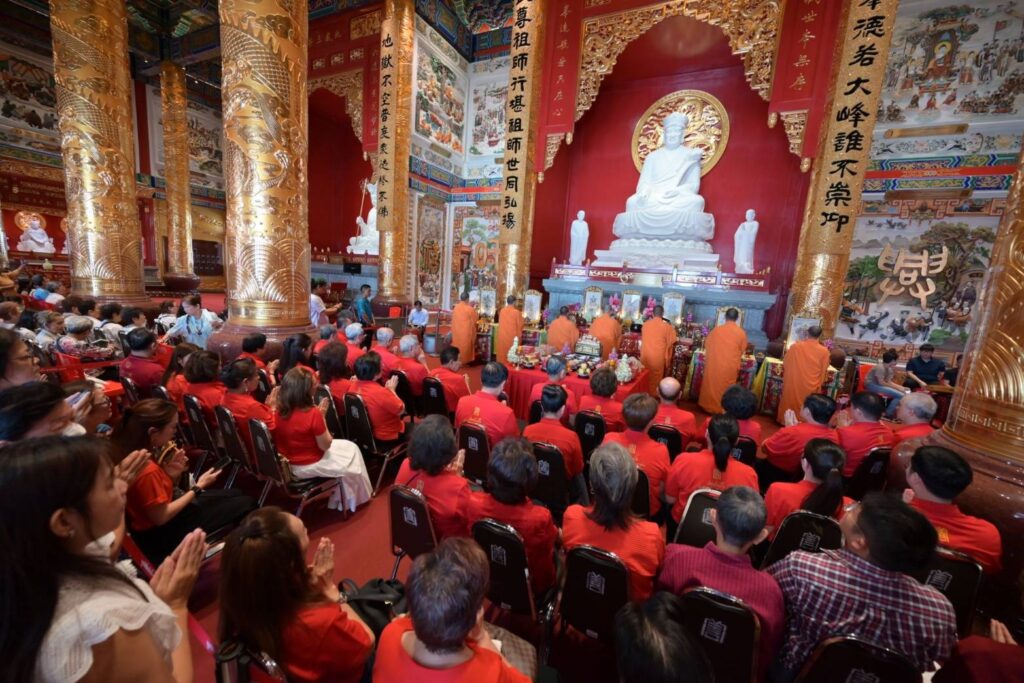 มูลนิธิป่อเต็กตึ๊ง จัดพิธีสวดเจริญพระพุทธมนต์ “ฉลองบรรลุธรรมหลวงปู่ไต้ฮง (ไต้ฮงกง) ” ในวันมหามงคลปฐมฤกษ์ 25 พฤษภาคม 69 เปิด “ศาลเจ้าไต้ฮงกงหยกขาว เฉลิมพระเกียรติ 72 พรรษา” อย่างเป็นทางการ โดยมีสาธุชนร่วมพิธีศักดิ์สิทธิ์อย่างคับคั่ง ณ ศาลเจ้าไต้ฮงกงหยกขาวฯ ถนนเจริญราษฎร์ เขตสาทร กรุงเทพมหานคร 30