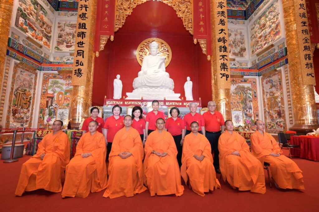 มูลนิธิป่อเต็กตึ๊ง จัดพิธีสวดเจริญพระพุทธมนต์ “ฉลองบรรลุธรรมหลวงปู่ไต้ฮง (ไต้ฮงกง) ” ในวันมหามงคลปฐมฤกษ์ 25 พฤษภาคม 69 เปิด “ศาลเจ้าไต้ฮงกงหยกขาว เฉลิมพระเกียรติ 72 พรรษา” อย่างเป็นทางการ โดยมีสาธุชนร่วมพิธีศักดิ์สิทธิ์อย่างคับคั่ง ณ ศาลเจ้าไต้ฮงกงหยกขาวฯ ถนนเจริญราษฎร์ เขตสาทร กรุงเทพมหานคร 31