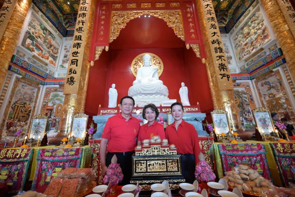 มูลนิธิป่อเต็กตึ๊ง จัดพิธีสวดเจริญพระพุทธมนต์ “ฉลองบรรลุธรรมหลวงปู่ไต้ฮง (ไต้ฮงกง) ” ในวันมหามงคลปฐมฤกษ์ 25 พฤษภาคม 69 เปิด “ศาลเจ้าไต้ฮงกงหยกขาว เฉลิมพระเกียรติ 72 พรรษา” อย่างเป็นทางการ โดยมีสาธุชนร่วมพิธีศักดิ์สิทธิ์อย่างคับคั่ง ณ ศาลเจ้าไต้ฮงกงหยกขาวฯ ถนนเจริญราษฎร์ เขตสาทร กรุงเทพมหานคร 32