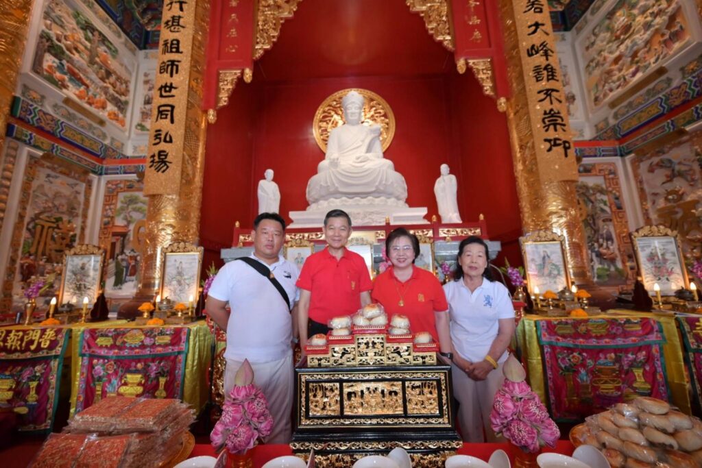 มูลนิธิป่อเต็กตึ๊ง จัดพิธีสวดเจริญพระพุทธมนต์ “ฉลองบรรลุธรรมหลวงปู่ไต้ฮง (ไต้ฮงกง) ” ในวันมหามงคลปฐมฤกษ์ 25 พฤษภาคม 69 เปิด “ศาลเจ้าไต้ฮงกงหยกขาว เฉลิมพระเกียรติ 72 พรรษา” อย่างเป็นทางการ โดยมีสาธุชนร่วมพิธีศักดิ์สิทธิ์อย่างคับคั่ง ณ ศาลเจ้าไต้ฮงกงหยกขาวฯ ถนนเจริญราษฎร์ เขตสาทร กรุงเทพมหานคร 34
