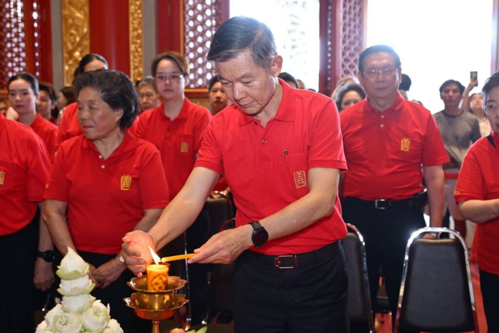 มูลนิธิป่อเต็กตึ๊ง จัดพิธีสวดเจริญพระพุทธมนต์ “ฉลองบรรลุธรรมหลวงปู่ไต้ฮง (ไต้ฮงกง) ” ในวันมหามงคลปฐมฤกษ์ 25 พฤษภาคม 69 เปิด “ศาลเจ้าไต้ฮงกงหยกขาว เฉลิมพระเกียรติ 72 พรรษา” อย่างเป็นทางการ โดยมีสาธุชนร่วมพิธีศักดิ์สิทธิ์อย่างคับคั่ง ณ ศาลเจ้าไต้ฮงกงหยกขาวฯ ถนนเจริญราษฎร์ เขตสาทร กรุงเทพมหานคร 35