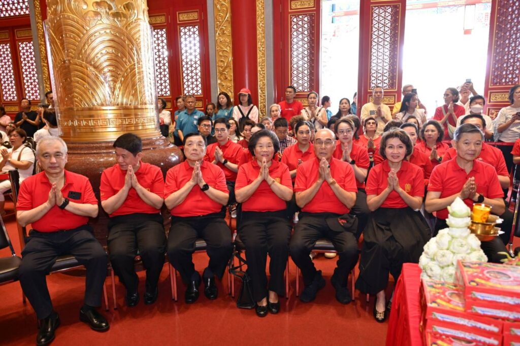 มูลนิธิป่อเต็กตึ๊ง จัดพิธีสวดเจริญพระพุทธมนต์ “ฉลองบรรลุธรรมหลวงปู่ไต้ฮง (ไต้ฮงกง) ” ในวันมหามงคลปฐมฤกษ์ 25 พฤษภาคม 69 เปิด “ศาลเจ้าไต้ฮงกงหยกขาว เฉลิมพระเกียรติ 72 พรรษา” อย่างเป็นทางการ โดยมีสาธุชนร่วมพิธีศักดิ์สิทธิ์อย่างคับคั่ง ณ ศาลเจ้าไต้ฮงกงหยกขาวฯ ถนนเจริญราษฎร์ เขตสาทร กรุงเทพมหานคร 36