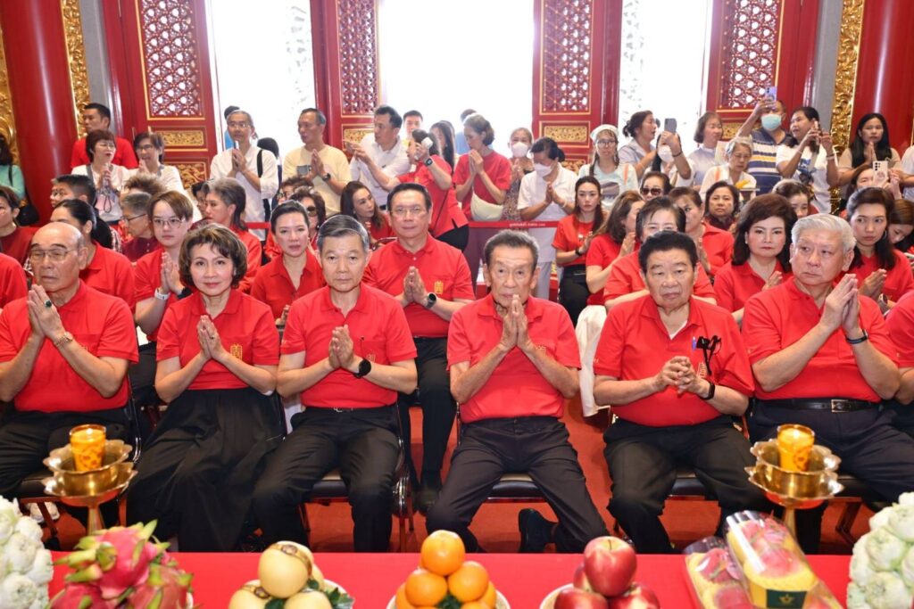 มูลนิธิป่อเต็กตึ๊ง จัดพิธีสวดเจริญพระพุทธมนต์ “ฉลองบรรลุธรรมหลวงปู่ไต้ฮง (ไต้ฮงกง) ” ในวันมหามงคลปฐมฤกษ์ 25 พฤษภาคม 69 เปิด “ศาลเจ้าไต้ฮงกงหยกขาว เฉลิมพระเกียรติ 72 พรรษา” อย่างเป็นทางการ โดยมีสาธุชนร่วมพิธีศักดิ์สิทธิ์อย่างคับคั่ง ณ ศาลเจ้าไต้ฮงกงหยกขาวฯ ถนนเจริญราษฎร์ เขตสาทร กรุงเทพมหานคร 37