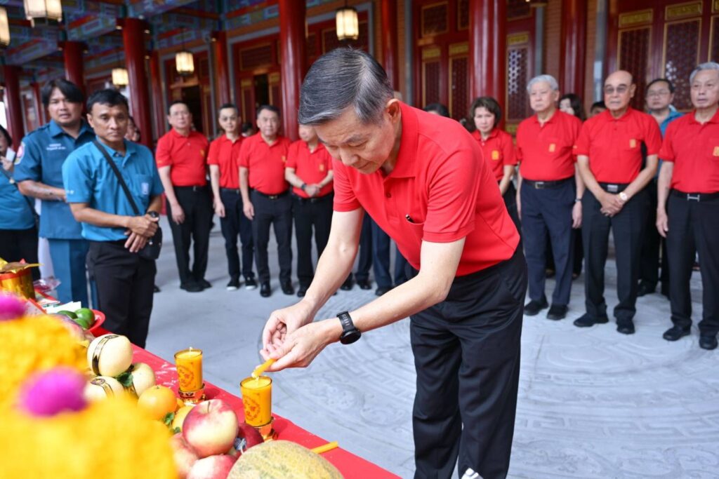 มูลนิธิป่อเต็กตึ๊ง จัดพิธีสวดเจริญพระพุทธมนต์ “ฉลองบรรลุธรรมหลวงปู่ไต้ฮง (ไต้ฮงกง) ” ในวันมหามงคลปฐมฤกษ์ 25 พฤษภาคม 69 เปิด “ศาลเจ้าไต้ฮงกงหยกขาว เฉลิมพระเกียรติ 72 พรรษา” อย่างเป็นทางการ โดยมีสาธุชนร่วมพิธีศักดิ์สิทธิ์อย่างคับคั่ง ณ ศาลเจ้าไต้ฮงกงหยกขาวฯ ถนนเจริญราษฎร์ เขตสาทร กรุงเทพมหานคร 38
