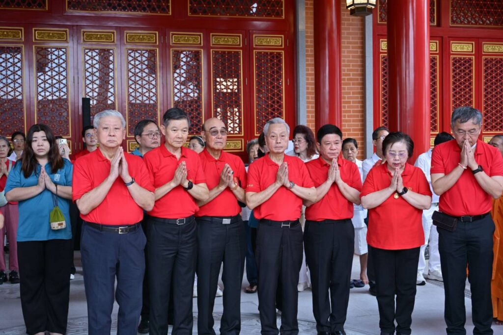 มูลนิธิป่อเต็กตึ๊ง จัดพิธีสวดเจริญพระพุทธมนต์ “ฉลองบรรลุธรรมหลวงปู่ไต้ฮง (ไต้ฮงกง) ” ในวันมหามงคลปฐมฤกษ์ 25 พฤษภาคม 69 เปิด “ศาลเจ้าไต้ฮงกงหยกขาว เฉลิมพระเกียรติ 72 พรรษา” อย่างเป็นทางการ โดยมีสาธุชนร่วมพิธีศักดิ์สิทธิ์อย่างคับคั่ง ณ ศาลเจ้าไต้ฮงกงหยกขาวฯ ถนนเจริญราษฎร์ เขตสาทร กรุงเทพมหานคร 39