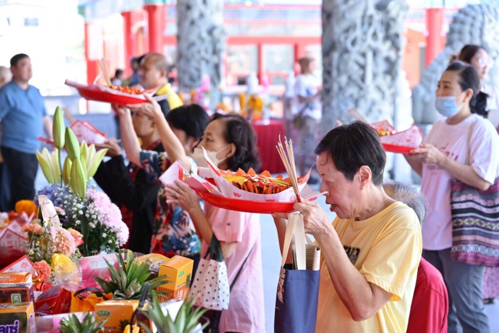 มูลนิธิป่อเต็กตึ๊ง จัดพิธีสวดเจริญพระพุทธมนต์ “ฉลองบรรลุธรรมหลวงปู่ไต้ฮง (ไต้ฮงกง) ” ในวันมหามงคลปฐมฤกษ์ 25 พฤษภาคม 69 เปิด “ศาลเจ้าไต้ฮงกงหยกขาว เฉลิมพระเกียรติ 72 พรรษา” อย่างเป็นทางการ โดยมีสาธุชนร่วมพิธีศักดิ์สิทธิ์อย่างคับคั่ง ณ ศาลเจ้าไต้ฮงกงหยกขาวฯ ถนนเจริญราษฎร์ เขตสาทร กรุงเทพมหานคร 40