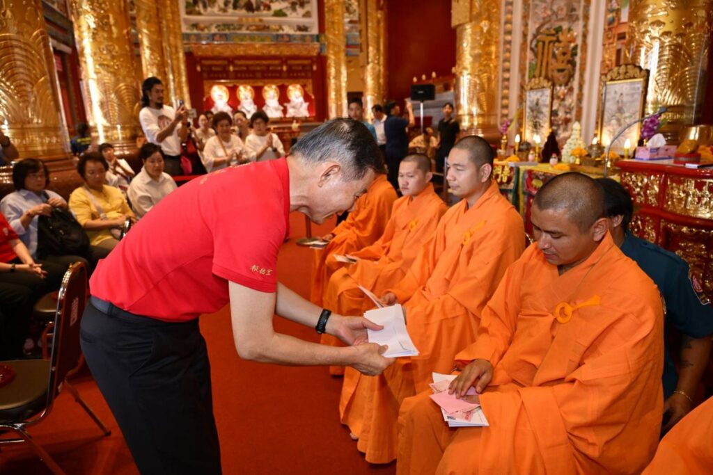 มูลนิธิป่อเต็กตึ๊ง จัดพิธีสวดเจริญพระพุทธมนต์ “ฉลองบรรลุธรรมหลวงปู่ไต้ฮง (ไต้ฮงกง) ” ในวันมหามงคลปฐมฤกษ์ 25 พฤษภาคม 69 เปิด “ศาลเจ้าไต้ฮงกงหยกขาว เฉลิมพระเกียรติ 72 พรรษา” อย่างเป็นทางการ โดยมีสาธุชนร่วมพิธีศักดิ์สิทธิ์อย่างคับคั่ง ณ ศาลเจ้าไต้ฮงกงหยกขาวฯ ถนนเจริญราษฎร์ เขตสาทร กรุงเทพมหานคร 42