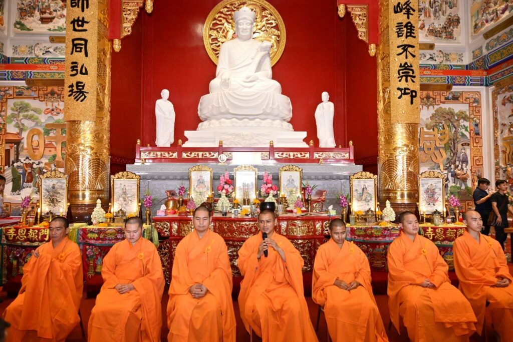 มูลนิธิป่อเต็กตึ๊ง จัดพิธีสวดเจริญพระพุทธมนต์ “ฉลองบรรลุธรรมหลวงปู่ไต้ฮง (ไต้ฮงกง) ” ในวันมหามงคลปฐมฤกษ์ 25 พฤษภาคม 69 เปิด “ศาลเจ้าไต้ฮงกงหยกขาว เฉลิมพระเกียรติ 72 พรรษา” อย่างเป็นทางการ โดยมีสาธุชนร่วมพิธีศักดิ์สิทธิ์อย่างคับคั่ง ณ ศาลเจ้าไต้ฮงกงหยกขาวฯ ถนนเจริญราษฎร์ เขตสาทร กรุงเทพมหานคร 43