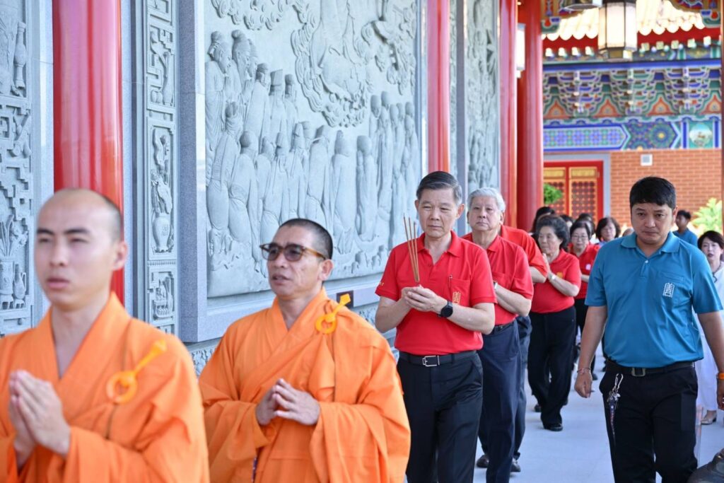 มูลนิธิป่อเต็กตึ๊ง จัดพิธีสวดเจริญพระพุทธมนต์ “ฉลองบรรลุธรรมหลวงปู่ไต้ฮง (ไต้ฮงกง) ” ในวันมหามงคลปฐมฤกษ์ 25 พฤษภาคม 69 เปิด “ศาลเจ้าไต้ฮงกงหยกขาว เฉลิมพระเกียรติ 72 พรรษา” อย่างเป็นทางการ โดยมีสาธุชนร่วมพิธีศักดิ์สิทธิ์อย่างคับคั่ง ณ ศาลเจ้าไต้ฮงกงหยกขาวฯ ถนนเจริญราษฎร์ เขตสาทร กรุงเทพมหานคร 44