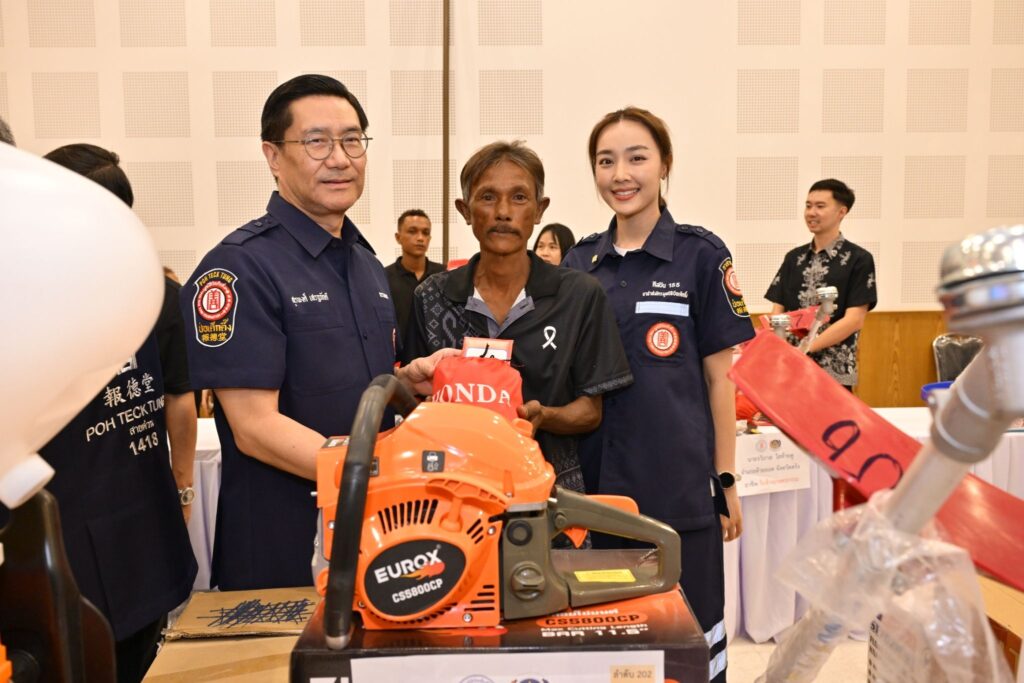 มูลนิธิป่อเต็กตึ๊ง เดินสายสร้างอาชีพ สร้างชีวิตประชาชนภาคใต้อย่างยั่งยืนต่อเนื่อง มอบอุปกรณ์ประกอบอาชีพ ให้แก่ครัวเรือนยากจนในพื้นที่จังหวัดตรัง พร้อมมอบจักรยานให้แก่โรงเรียนในพื้นที่ชนบท และนำหน่วยแพทย์เคลื่อนที่ออกบริการในพื้นที่ฟรี 31