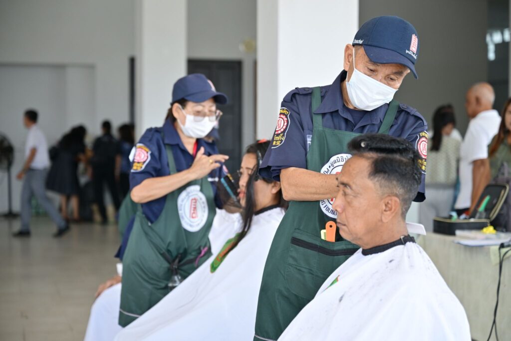 มูลนิธิป่อเต็กตึ๊ง เดินสายสร้างอาชีพ สร้างชีวิตประชาชนภาคใต้อย่างยั่งยืนต่อเนื่อง มอบอุปกรณ์ประกอบอาชีพ ให้แก่ครัวเรือนยากจนในพื้นที่จังหวัดตรัง พร้อมมอบจักรยานให้แก่โรงเรียนในพื้นที่ชนบท และนำหน่วยแพทย์เคลื่อนที่ออกบริการในพื้นที่ฟรี 37