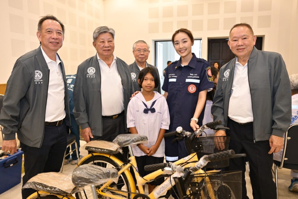 มูลนิธิป่อเต็กตึ๊ง เดินสายสร้างอาชีพ สร้างชีวิตประชาชนภาคใต้อย่างยั่งยืนต่อเนื่อง มอบอุปกรณ์ประกอบอาชีพ ให้แก่ครัวเรือนยากจนในพื้นที่จังหวัดตรัง พร้อมมอบจักรยานให้แก่โรงเรียนในพื้นที่ชนบท และนำหน่วยแพทย์เคลื่อนที่ออกบริการในพื้นที่ฟรี 40