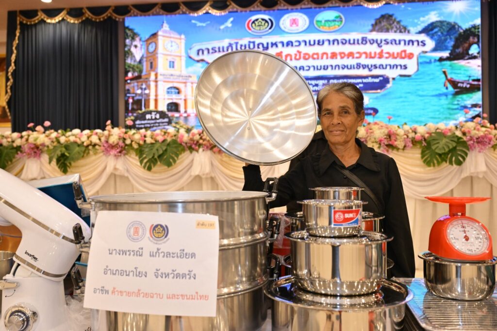 มูลนิธิป่อเต็กตึ๊ง เดินสายสร้างอาชีพ สร้างชีวิตประชาชนภาคใต้อย่างยั่งยืนต่อเนื่อง มอบอุปกรณ์ประกอบอาชีพ ให้แก่ครัวเรือนยากจนในพื้นที่จังหวัดตรัง พร้อมมอบจักรยานให้แก่โรงเรียนในพื้นที่ชนบท และนำหน่วยแพทย์เคลื่อนที่ออกบริการในพื้นที่ฟรี 41