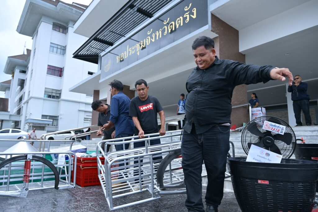 มูลนิธิป่อเต็กตึ๊ง เดินสายสร้างอาชีพ สร้างชีวิตประชาชนภาคใต้อย่างยั่งยืนต่อเนื่อง มอบอุปกรณ์ประกอบอาชีพ ให้แก่ครัวเรือนยากจนในพื้นที่จังหวัดตรัง พร้อมมอบจักรยานให้แก่โรงเรียนในพื้นที่ชนบท และนำหน่วยแพทย์เคลื่อนที่ออกบริการในพื้นที่ฟรี 42