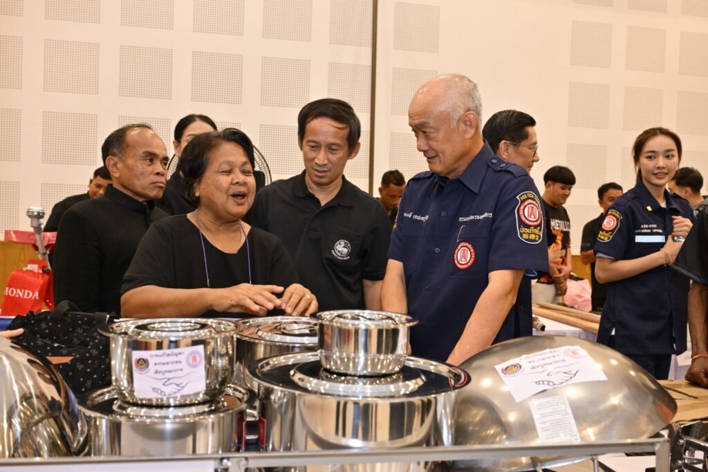มูลนิธิป่อเต็กตึ๊ง เดินสายสร้างอาชีพ สร้างชีวิตประชาชนภาคใต้อย่างยั่งยืนต่อเนื่อง มอบอุปกรณ์ประกอบอาชีพ ให้แก่ครัวเรือนยากจนในพื้นที่จังหวัดตรัง พร้อมมอบจักรยานให้แก่โรงเรียนในพื้นที่ชนบท และนำหน่วยแพทย์เคลื่อนที่ออกบริการในพื้นที่ฟรี 43