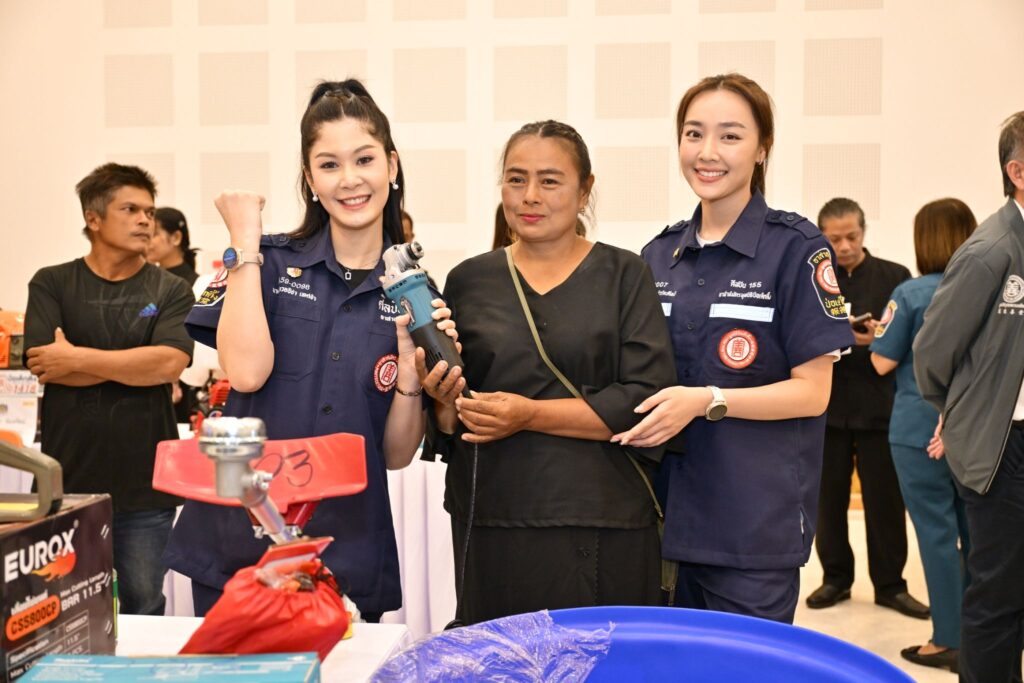 มูลนิธิป่อเต็กตึ๊ง เดินสายสร้างอาชีพ สร้างชีวิตประชาชนภาคใต้อย่างยั่งยืนต่อเนื่อง มอบอุปกรณ์ประกอบอาชีพ ให้แก่ครัวเรือนยากจนในพื้นที่จังหวัดตรัง พร้อมมอบจักรยานให้แก่โรงเรียนในพื้นที่ชนบท และนำหน่วยแพทย์เคลื่อนที่ออกบริการในพื้นที่ฟรี 44