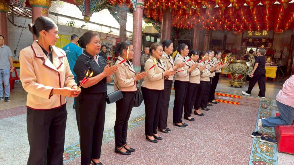 ประธานชมรมแม่บ้านตำรวจนครบาล พร้อมคณะฯ เข้าสักการะหลวงปู่ไต้ฮงกงและสิ่งศักดิ์สิทธิ์ เพื่อความเป็นสิริมงคลภายในอาคารศาลเจ้าไต้ฮงกงหยกขาว ยานนาวา มูลนิธิป่อเต็กตึ๊ง 33