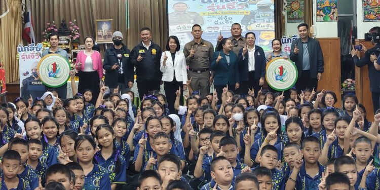 รองจ๋อ สว.แจ๊ะ พร้อม สน.วัดพระยาไกร นำทัพบุกสร้างรอยยิ้มพร้อมเกราะป้องกันยาเสพติด ให้แก่น้กสืบจิ๋ว รร.วัดไผ่เงิน เขตบางคอแหลม