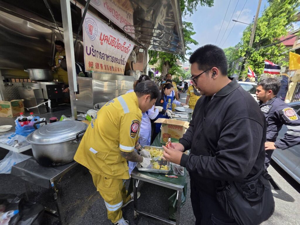 มูลนิธิป่อเต็กตึ๊งร่วมอำนวยความสะดวก จากเหตุเพลิงไหม้บ้านเรือนประชาชนภายในซอยพระรามที่ 6 ซอย 15 38