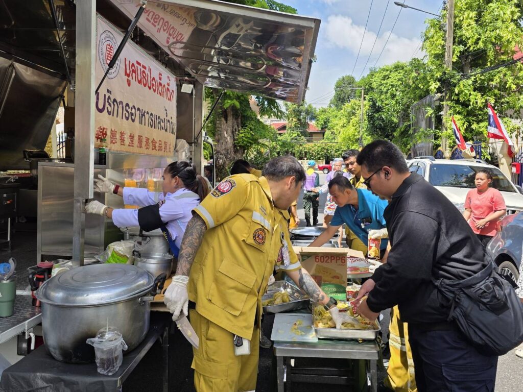 มูลนิธิป่อเต็กตึ๊งร่วมอำนวยความสะดวก จากเหตุเพลิงไหม้บ้านเรือนประชาชนภายในซอยพระรามที่ 6 ซอย 15 36