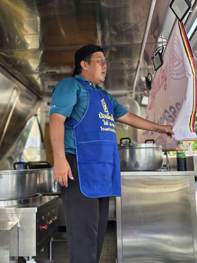 มูลนิธิป่อเต็กตึ๊งร่วมอำนวยความสะดวก จากเหตุเพลิงไหม้บ้านเรือนประชาชนภายในซอยพระรามที่ 6 ซอย 15 35