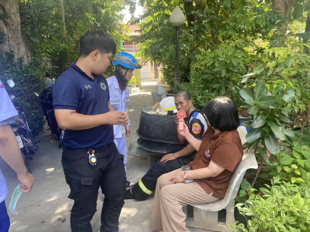 มูลนิธิป่อเต็กตึ๊งร่วมอำนวยความสะดวก จากเหตุเพลิงไหม้บ้านเรือนประชาชนภายในซอยพระรามที่ 6 ซอย 15 37