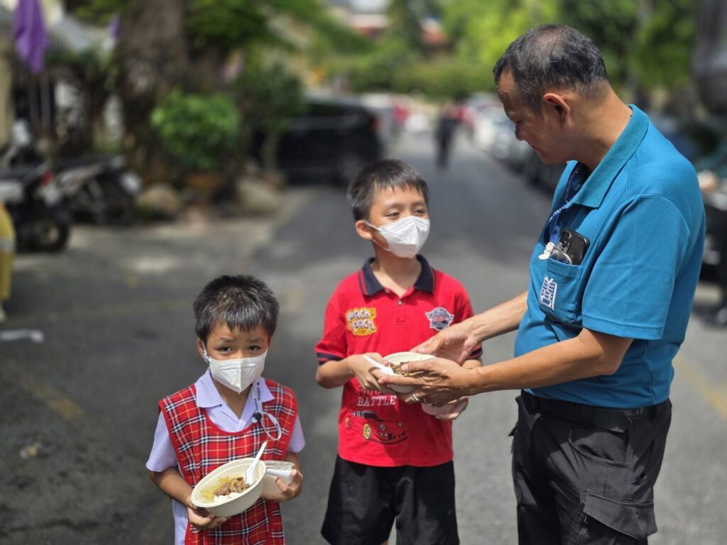 มูลนิธิป่อเต็กตึ๊งร่วมอำนวยความสะดวก จากเหตุเพลิงไหม้บ้านเรือนประชาชนภายในซอยพระรามที่ 6 ซอย 15 32