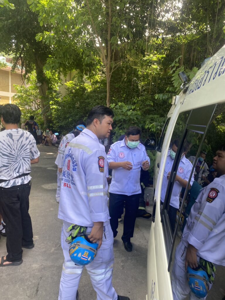 มูลนิธิป่อเต็กตึ๊งร่วมอำนวยความสะดวก จากเหตุเพลิงไหม้บ้านเรือนประชาชนภายในซอยพระรามที่ 6 ซอย 15 27