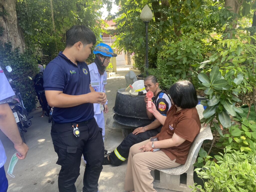 มูลนิธิป่อเต็กตึ๊งร่วมอำนวยความสะดวก จากเหตุเพลิงไหม้บ้านเรือนประชาชนภายในซอยพระรามที่ 6 ซอย 15 26