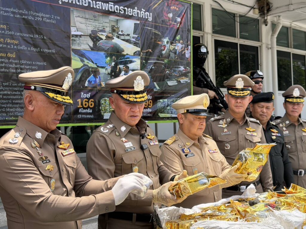 สภ.ธัญบุรี จ.ปทุมธานี จับกุมคดียาเสพติดรายสำคัญเครือข่าย "หนุ่มโน้ต ป.หางยาว ปทุมธานี" 32