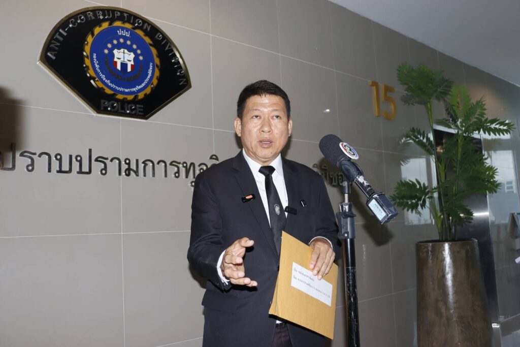หอบหลักฐานแจ้งจับ "อดีตอธิบดีอัยการ" พฤติกรรมฉาว หิ้วเงินสด 400,000 บาท วิ่งเต้นสินบน หวังเคลียร์คดีทุจริต แสบ!แอบอ้างชื่อ "บิ๊กเต่า-ผู้การแป๊ะ" 26