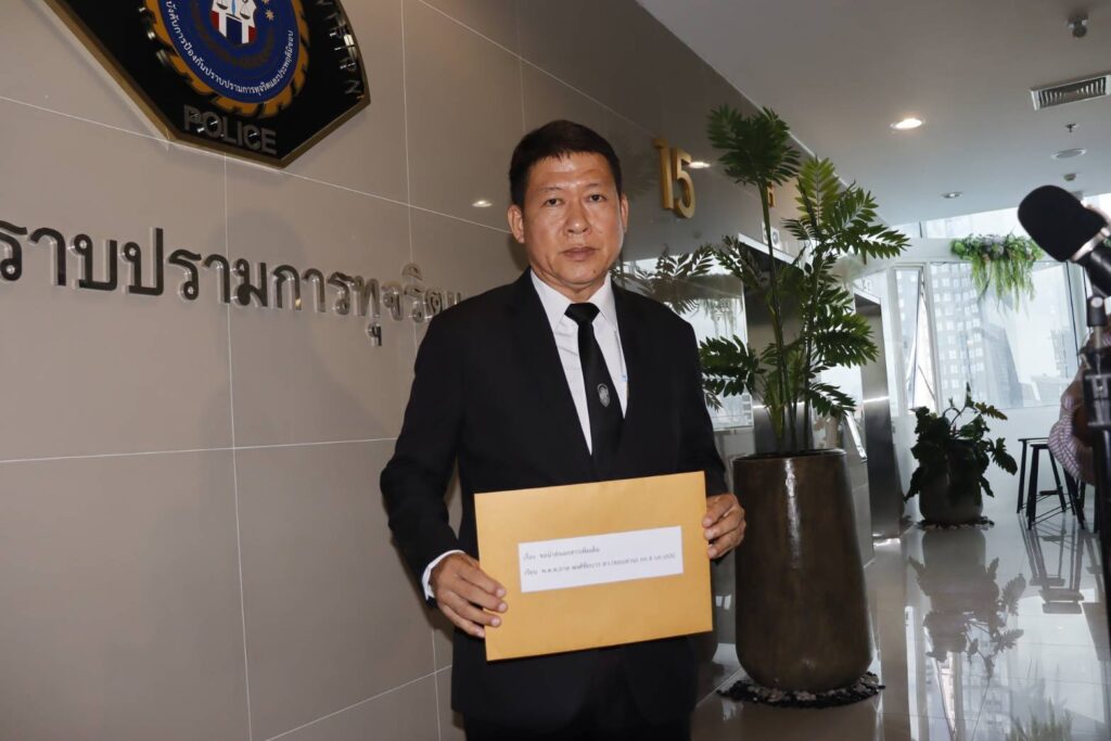 หอบหลักฐานแจ้งจับ "อดีตอธิบดีอัยการ" พฤติกรรมฉาว หิ้วเงินสด 400,000 บาท วิ่งเต้นสินบน หวังเคลียร์คดีทุจริต แสบ!แอบอ้างชื่อ "บิ๊กเต่า-ผู้การแป๊ะ" 28