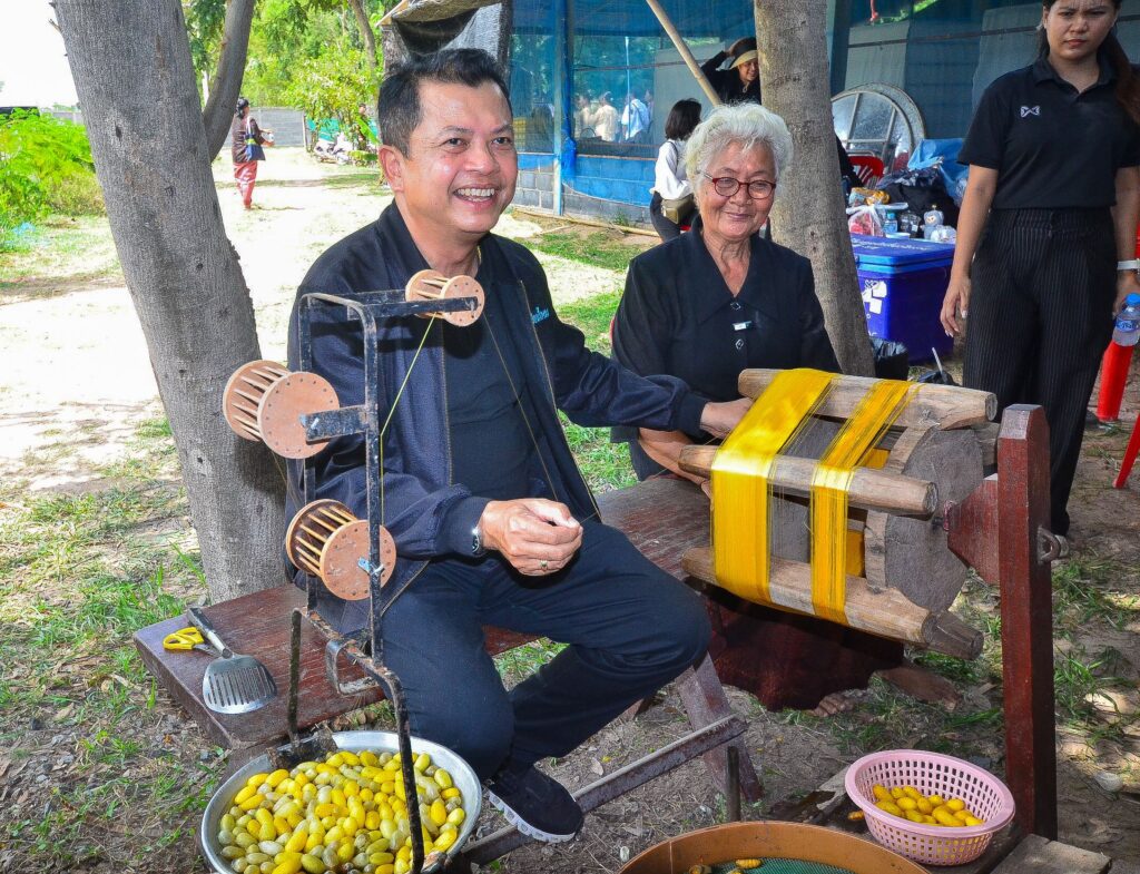 อธิบดีกรมหม่อนไหม ลงพื้นที่ร้อยเอ็ด โชว์ความสำเร็จ “กลุ่มแปลงใหญ่บ้านโนนชัยศรี” โมเดลต้นแบบสู้ภัยแล้งทุ่งกุลาฯ ด้วยเทคโนโลยีดิจิทัล ยกระดับเส้นไหมไทยสาวมือมาตรฐาน Q สู่ตลาดออนไลน์ 28