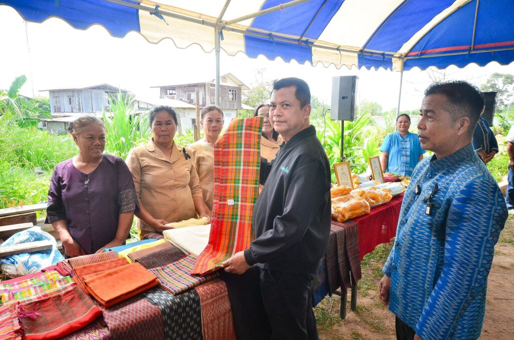 อธิบดีกรมหม่อนไหม ลงพื้นที่ร้อยเอ็ด โชว์ความสำเร็จ “กลุ่มแปลงใหญ่บ้านโนนชัยศรี” โมเดลต้นแบบสู้ภัยแล้งทุ่งกุลาฯ ด้วยเทคโนโลยีดิจิทัล ยกระดับเส้นไหมไทยสาวมือมาตรฐาน Q สู่ตลาดออนไลน์ 29