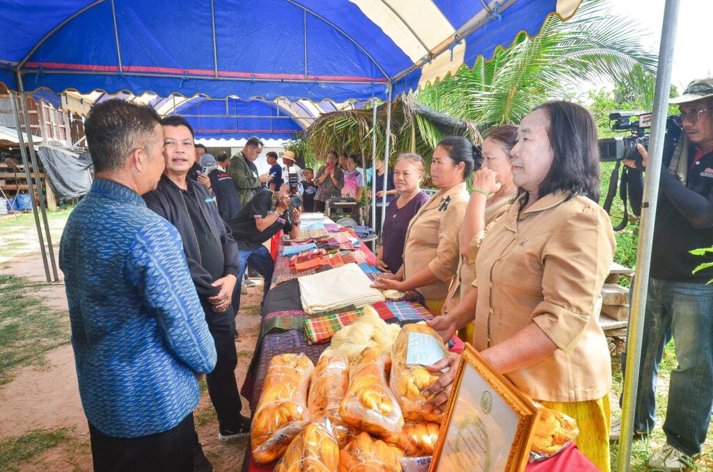 อธิบดีกรมหม่อนไหม ลงพื้นที่ร้อยเอ็ด โชว์ความสำเร็จ “กลุ่มแปลงใหญ่บ้านโนนชัยศรี” โมเดลต้นแบบสู้ภัยแล้งทุ่งกุลาฯ ด้วยเทคโนโลยีดิจิทัล ยกระดับเส้นไหมไทยสาวมือมาตรฐาน Q สู่ตลาดออนไลน์ 30