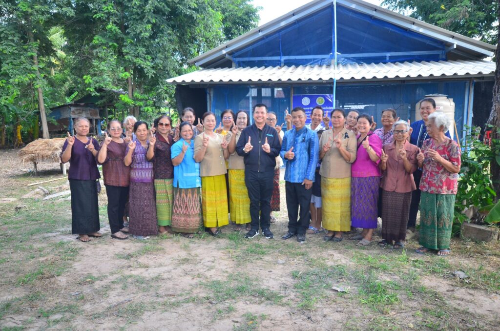 อธิบดีกรมหม่อนไหม ลงพื้นที่ร้อยเอ็ด โชว์ความสำเร็จ “กลุ่มแปลงใหญ่บ้านโนนชัยศรี” โมเดลต้นแบบสู้ภัยแล้งทุ่งกุลาฯ ด้วยเทคโนโลยีดิจิทัล ยกระดับเส้นไหมไทยสาวมือมาตรฐาน Q สู่ตลาดออนไลน์ 31