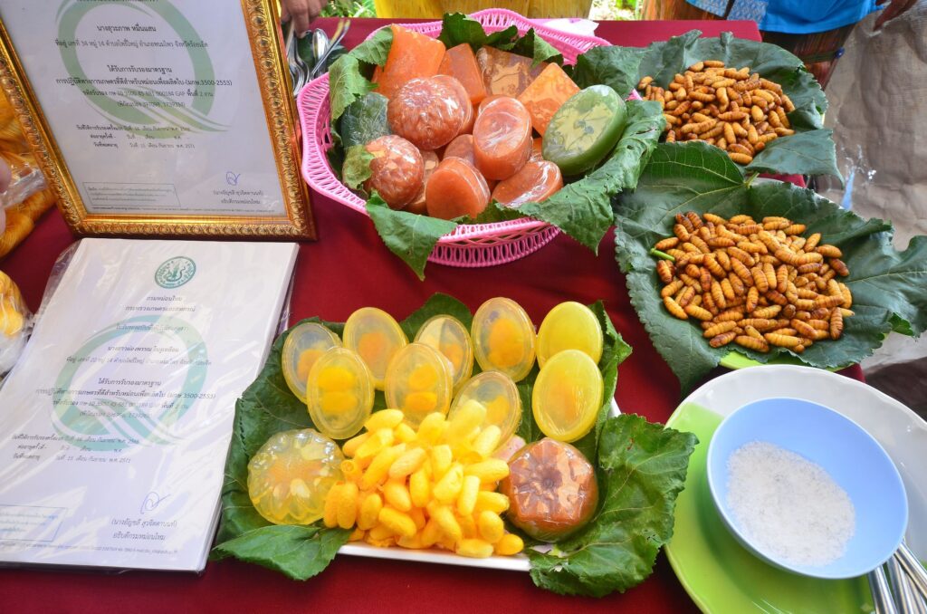 อธิบดีกรมหม่อนไหม ลงพื้นที่ร้อยเอ็ด โชว์ความสำเร็จ “กลุ่มแปลงใหญ่บ้านโนนชัยศรี” โมเดลต้นแบบสู้ภัยแล้งทุ่งกุลาฯ ด้วยเทคโนโลยีดิจิทัล ยกระดับเส้นไหมไทยสาวมือมาตรฐาน Q สู่ตลาดออนไลน์ 37