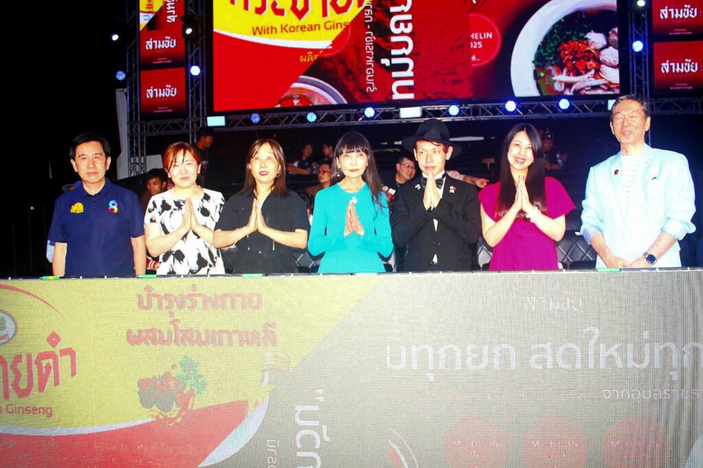ศักดิ์สรณ์ แก้วเฟื่อง กำปั้นจอมพลิ้วจากสุโขทัย ผ่านเข้ารอบรองชนะเลิศตาม เอ็ม 16 บ้านแรมบ้า จอมลุยจากชลบุรีเป็นคนที่สอง หลังชนะคะแนน ชนะภูมิ ชูตระกูล จากนครปฐม "มวยรอบสากล มุ่งแชมป์เปี้ยนโลก" 28