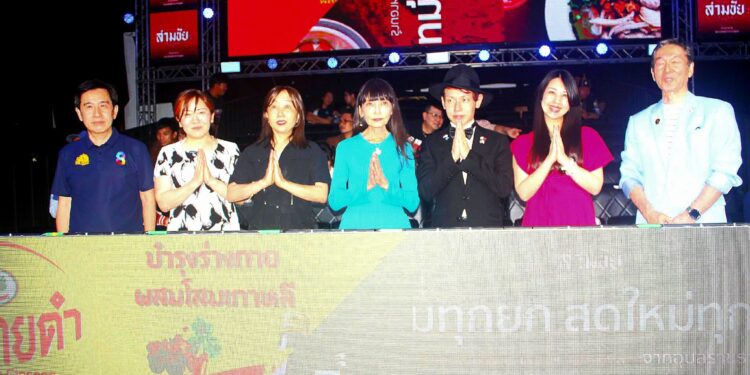 ศักดิ์สรณ์ แก้วเฟื่อง กำปั้นจอมพลิ้วจากสุโขทัย ผ่านเข้ารอบรองชนะเลิศตาม เอ็ม 16 บ้านแรมบ้า จอมลุยจากชลบุรีเป็นคนที่สอง หลังชนะคะแนน ชนะภูมิ ชูตระกูล จากนครปฐม "มวยรอบสากล มุ่งแชมป์เปี้ยนโลก" 25 ศักดิ์สรณ์ แก้วเฟื่อง กำปั้นจอมพลิ้วจากสุโขทัย ผ่านเข้ารอบรองชนะเลิศตาม เอ็ม 16 บ้านแรมบ้า จอมลุยจากชลบุรีเป็นคนที่สอง หลังชนะคะแนน ชนะภูมิ ชูตระกูล จากนครปฐม “มวยรอบสากล มุ่งแชมป์เปี้ยนโลก”