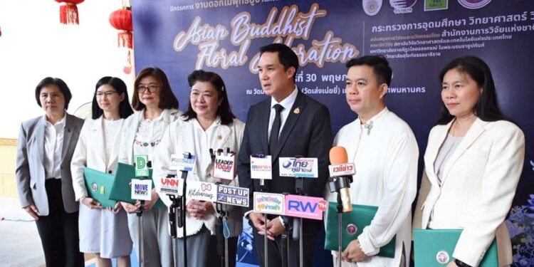 อว. มอบเกียรติบัตรแก่นักออกแบบนานาชาติ สืบสานมิติศรัทธาและวัฒนธรรมร่วมของสมัย เนื่องในวันวิสาขบูชา ในงานนิทรรศการ “งานดอกไม้พุทธบูชาแห่งเอเชีย”
