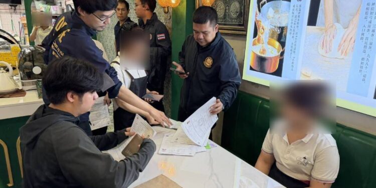 ตม.1 ลงพื้นที่ตรวจสอบร้านอาหารย่านห้วยขวาง หลัง Influencer ชาวจีนเผยแพร่ข้อมูลผ่านโซเชียลมีเดียไม่รับเงินบาท รับเฉพาะเงินหยวน