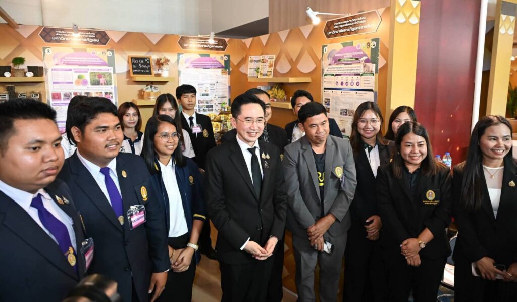 “ยศชนัน” เยี่ยมชมนิทรรศการมหกรรมงานวิจัยแห่งชาติ 2569 ย้ำพลัง Synergy ขับเคลื่อนงานวิจัยสู่การพัฒนาประเทศอย่างยั่งยืน 31